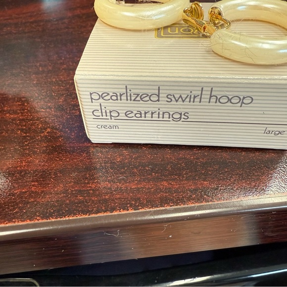 Avon Pearlized Swirl Hoop clip Earrings size large NIB vintage 1991 - Picture 3 of 5